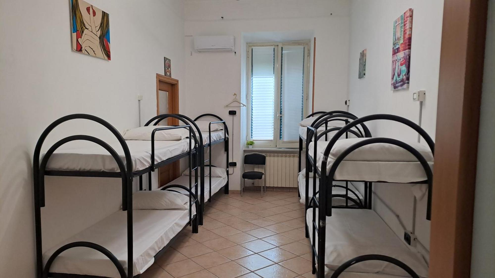 Lits Superposés dans Dortoir Masculin